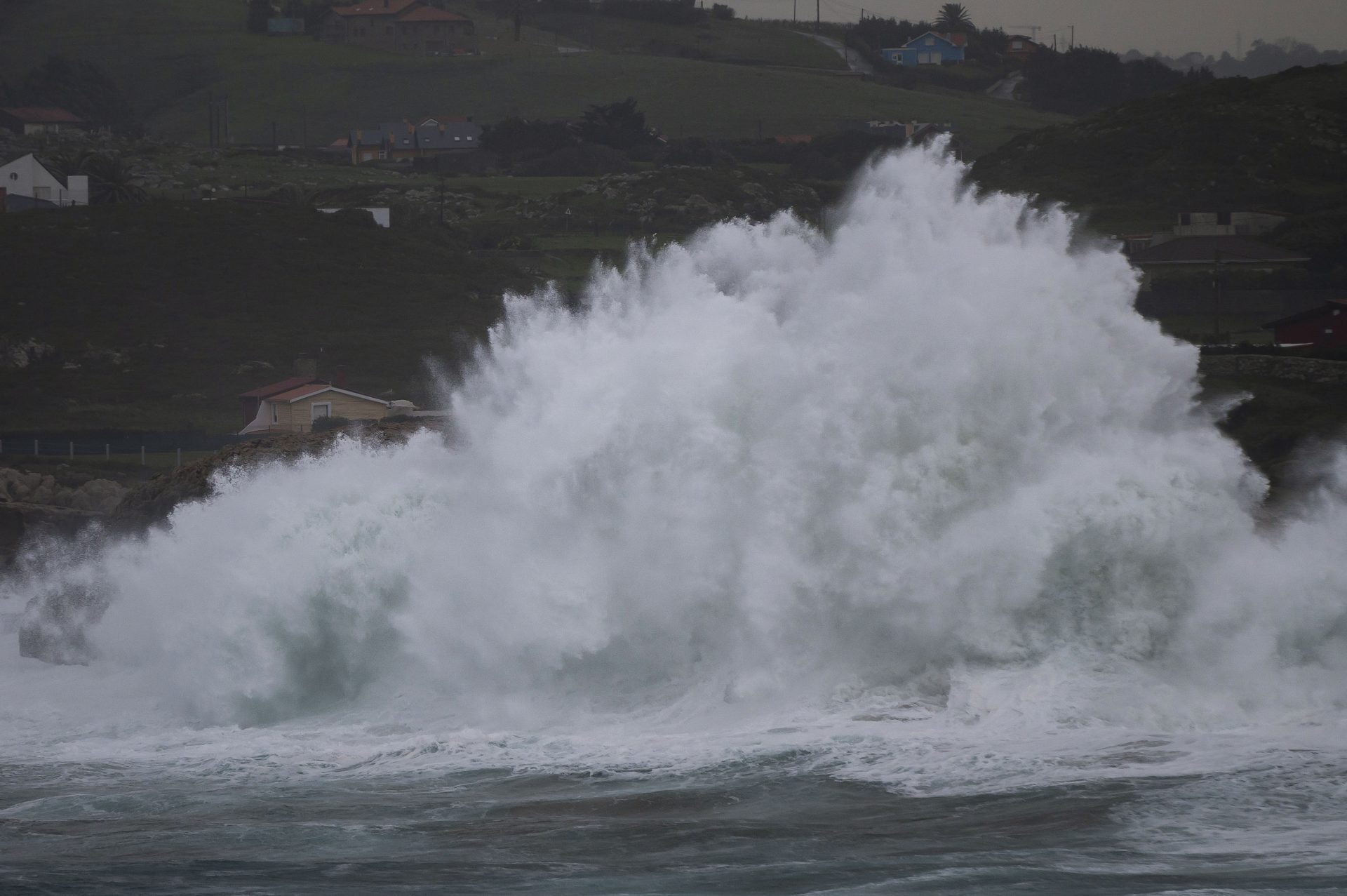 Una ola rompe en la costa de la localidad cántabra de Suances. EFE/Pedro Puente Hoyos.