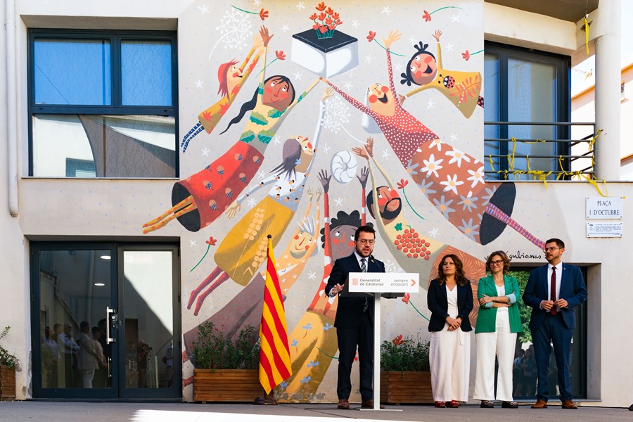 El presidente de la Generalitat, Pere Aragonès (c), hace una declaración institucional con motivo del sexto aniversario del 1-O, este domingo en Fonollosa (Barcelona).