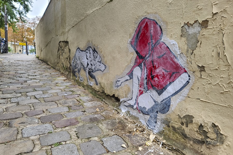 El rico y diverso ecosistema del arte urbano parisino tiene a los carteles de "El lobo y Caperucita" como uno de sus exponentes.
