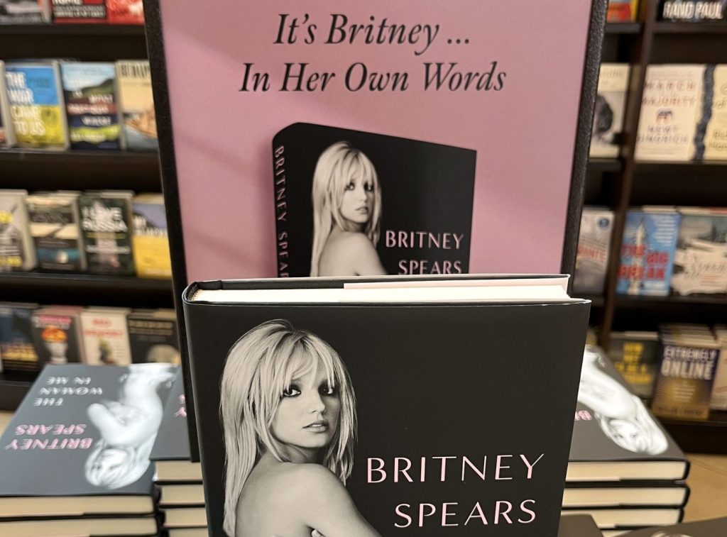 Fotografía de unos ejemplares de las memorias de Britney Spears, tituladas "The Woman In Me", desplegados hoy, sobre una mesa en una librería en Los Ángeles, California (EE.UU.). EFE/ Guillermo Azábal