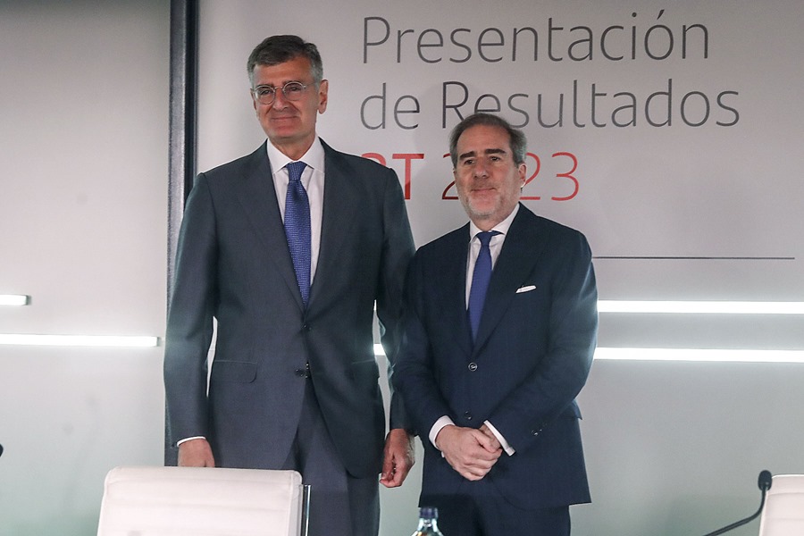 El consejero delegado del Banco Santander, Héctor Grisi (d), y el director financiero, José García Cantera, presentan los resultados