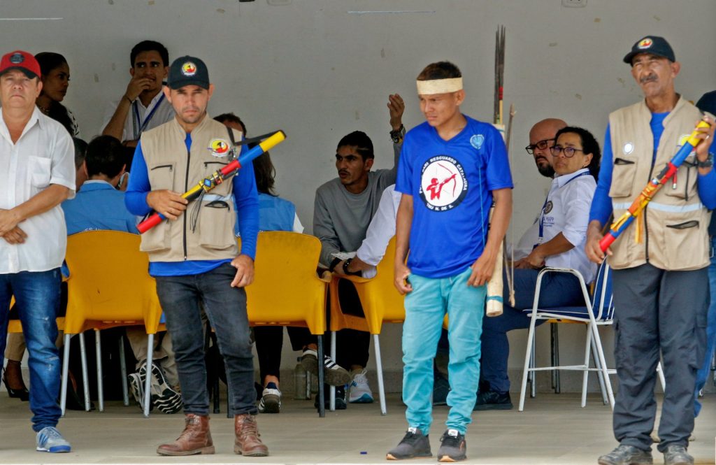 Miembros de la Guardia Indígena participan hoy en la instalación de la mesa de diálogos de paz en Tibú, Norte de Santander (Colombia). EFE/ Mario Caicedo