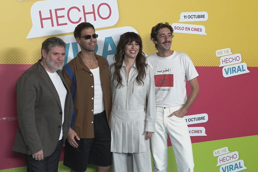 Los actores Blanca Suárez (2d), Enric Auquer (d) y el argentino Nicolás Furtado (2i), junto al director Jorge Coira, posan durante la presentación de la comedia "Me he hecho viral"