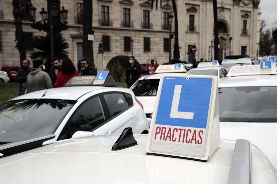El carné de conducir para coches automáticos no cuaja en España