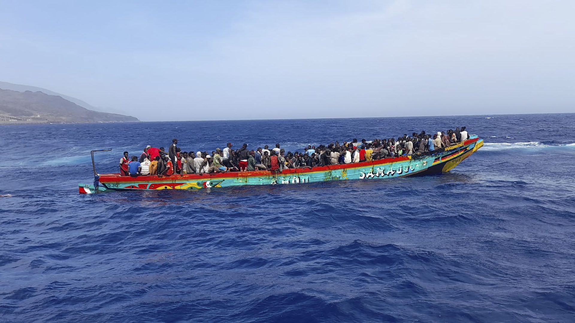 Un cayuco con 280 inmigrantes a bordo llegó este martes al sur de El Hierro. Imagen tomada por Salvamento Marítimo cuando se aproximaba a La Restinga. EFE
