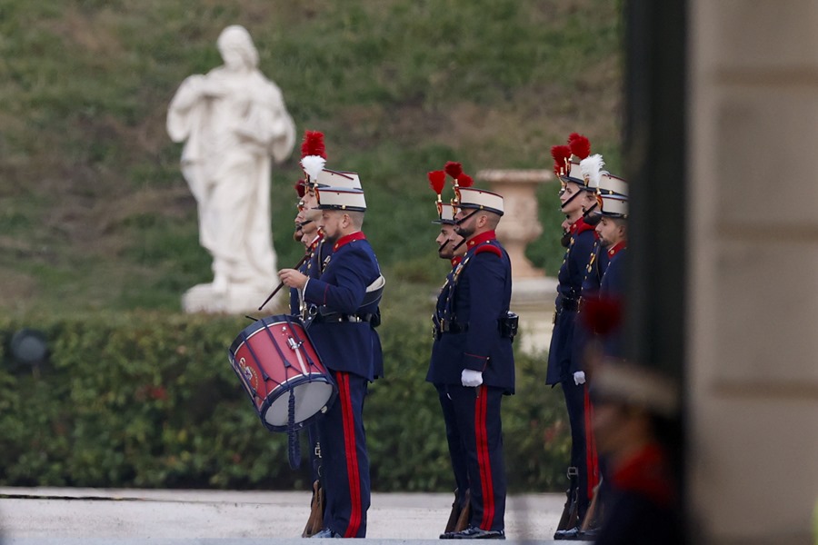 Varios soldados a las puertas del Palacio de El Pardo de Madrid, donde tendrá lugar la celebración familiar privada con la que la princesa Leonor festejará su18 cumpleaños tras la jura de la Constitución, este martes.