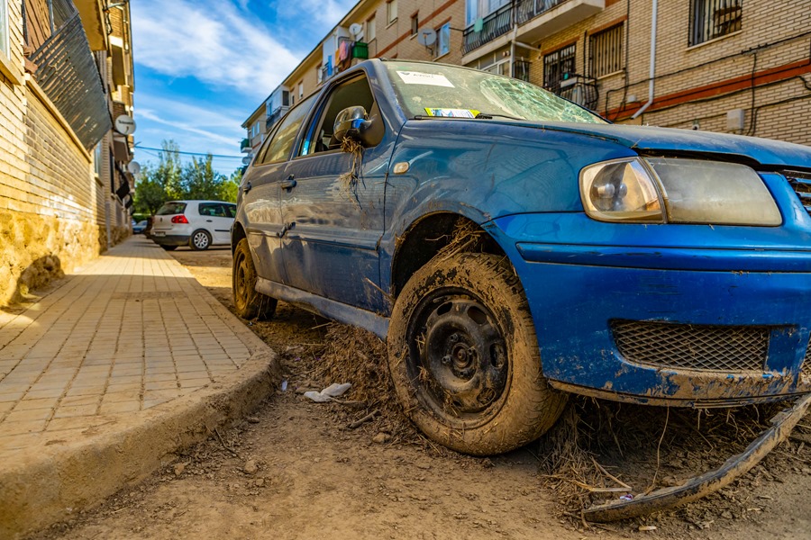 Vista de los desperfectos causados en un coche tras las lluvias de la Dana en el municipio de Magán