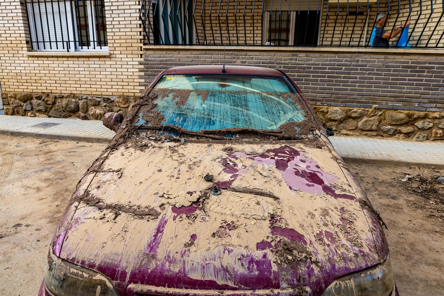 Vista de los desperfectos causados en un coche tras las lluvias de la Dana en el municipio de Magán