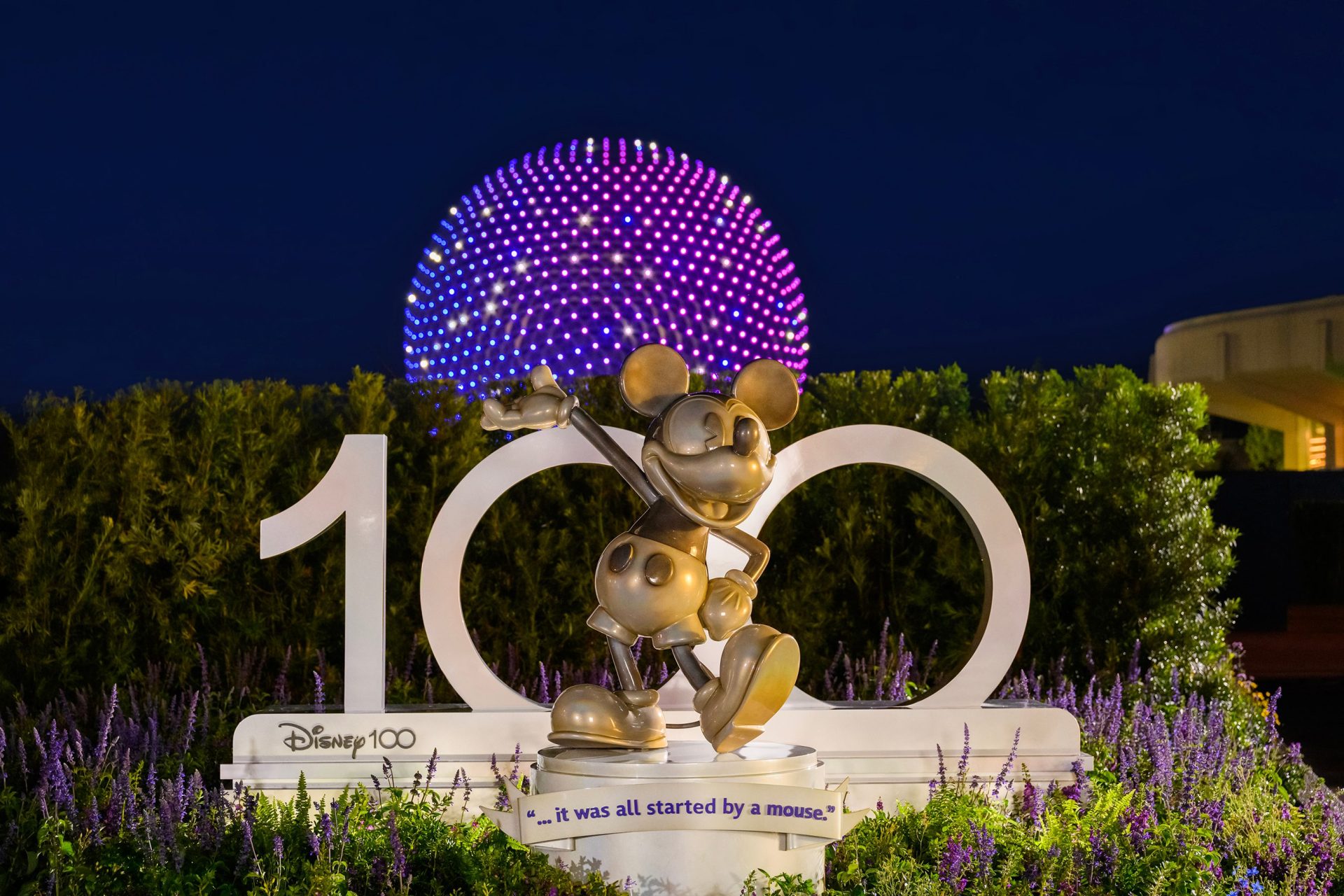 Fotografía cedida por Disney donde se muestra la escultura de platino de Mickey Mouse instalada con ocasión de los 100 años de Disney en la entrada delWalt Disney World Resort en Lake Buena Vista, Florida (EE. UU). EFE/Amy Smith/Disney