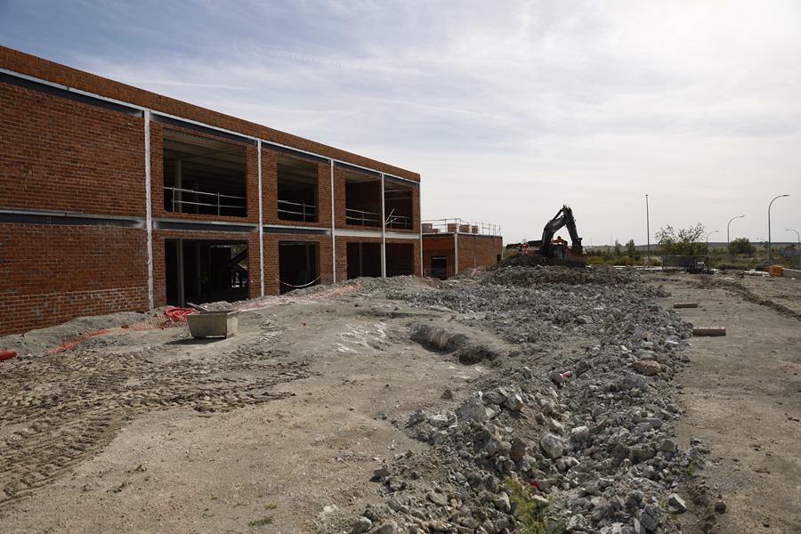 Vista de las obras del nuevo centro logístico de bomberos que se está construyendo en el polígono de La Atalayuela, en el distrito de Villa de Vallecas (Madrid).