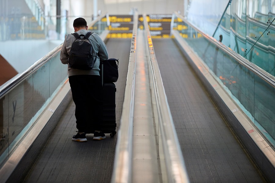 Un hombre con su maleta en el aeropuerto de Barcelona.