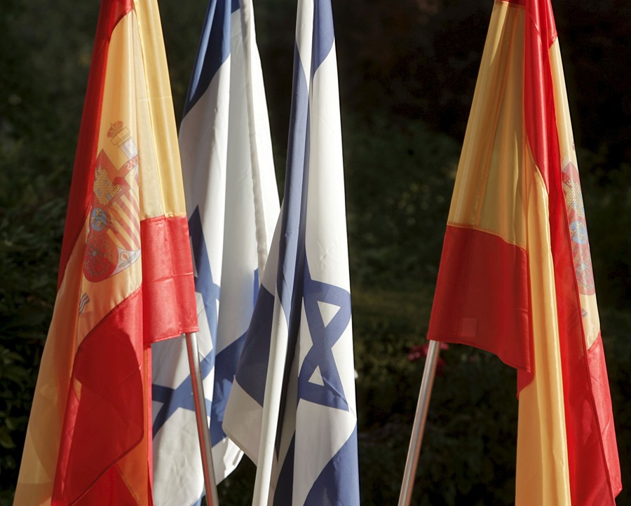 Banderas de Israel y España.