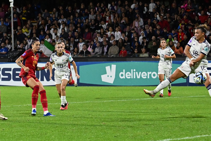 La futbolista de España Jenni Hermoso (i) marca un gol a Italia durante un partido de la Liga de Naciones. 