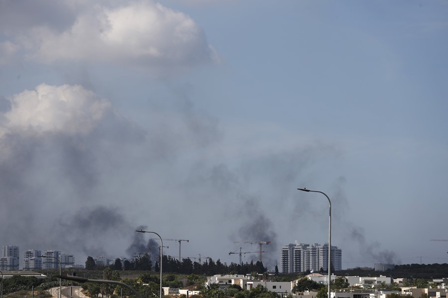 Columnas de humo en zonas atacadas de Israel.