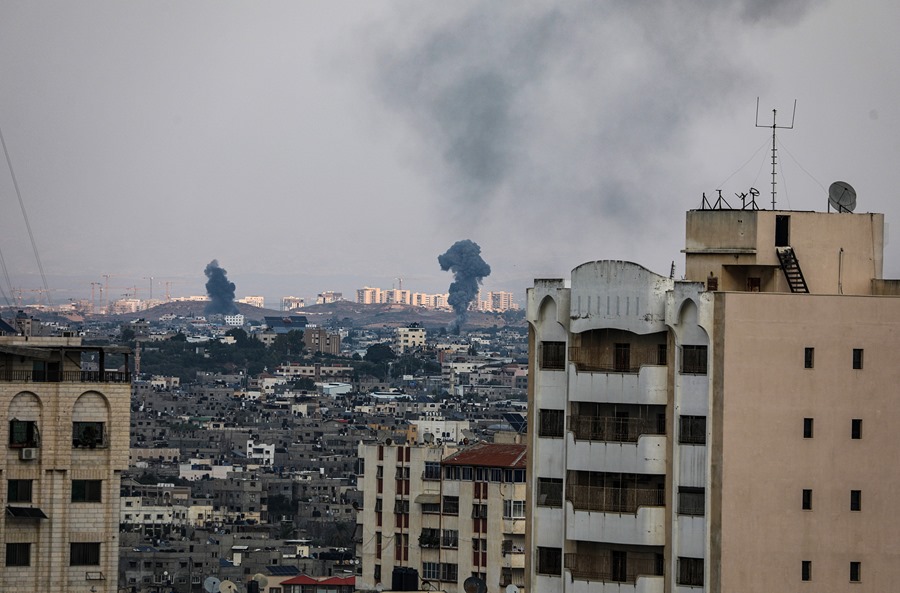 El humo se eleva sobre los edificios del barrio de Al-Shejaeiya después de un ataque aéreo israelí en el este de la ciudad de Gaza.