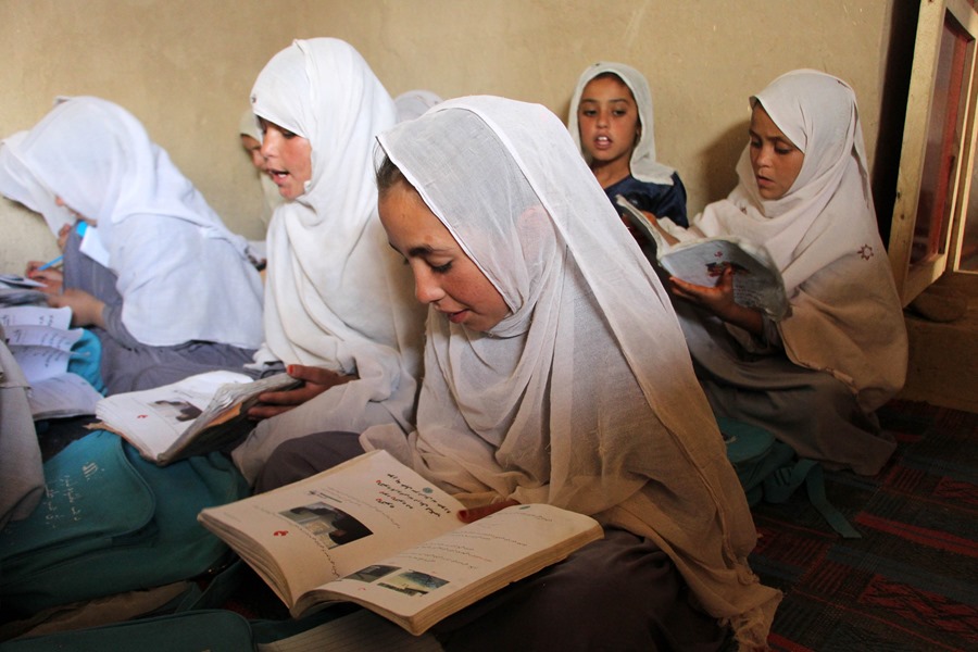 Niñas afganas asisten a clase en un centro educativo financiado por el Consejo Noruego para Refugiados (NRC) en Zabul, Afganistán.