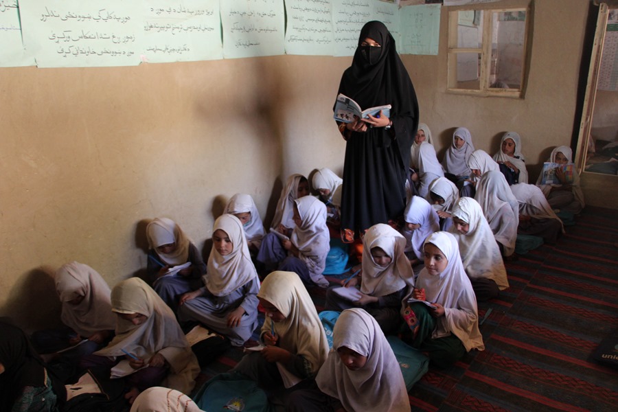 Razia Samim (c), da clases a unas cien niñas afganas en un centro educativo financiado por el Consejo Noruego para Refugiados (NRC) en Zabul, Afganistán.