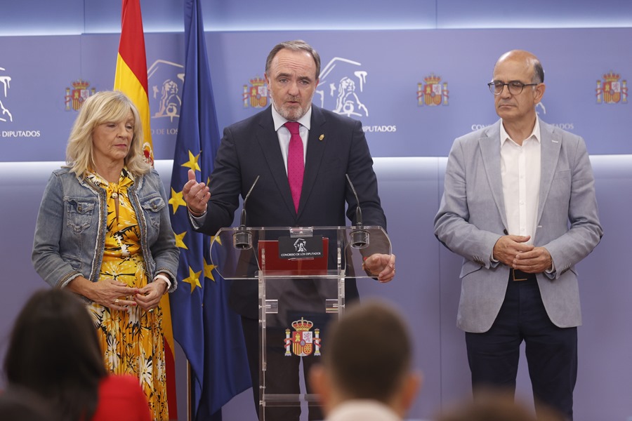 El líder de UPN, Javier Esparza (c), y los senadores de UPN María Caballero y Alberto Catalán