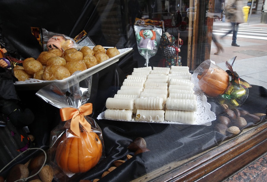 Buñuelos, huesos de santo y otros dulces propios de la fiesta del 1 de noviembre.