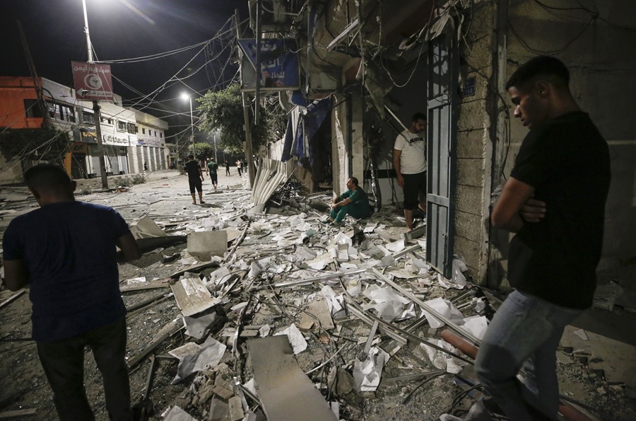 Daños en una calle de Gaza tras un bombardeo israelí
