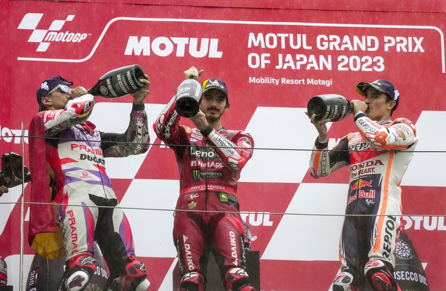 El vencedor del Gran Premio de Japón Jorge Martín (i) junto al resto del pódium Francesco Bagnaia (c) y Marc Márquez, hoy en Motegui.