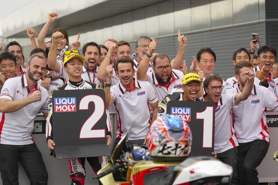 El piloto vencedor de Moto2 en el Gran Premio de Japón Somkiat Chantra (c-d) junto su colega de equipo Ai Ogura (c-i). 