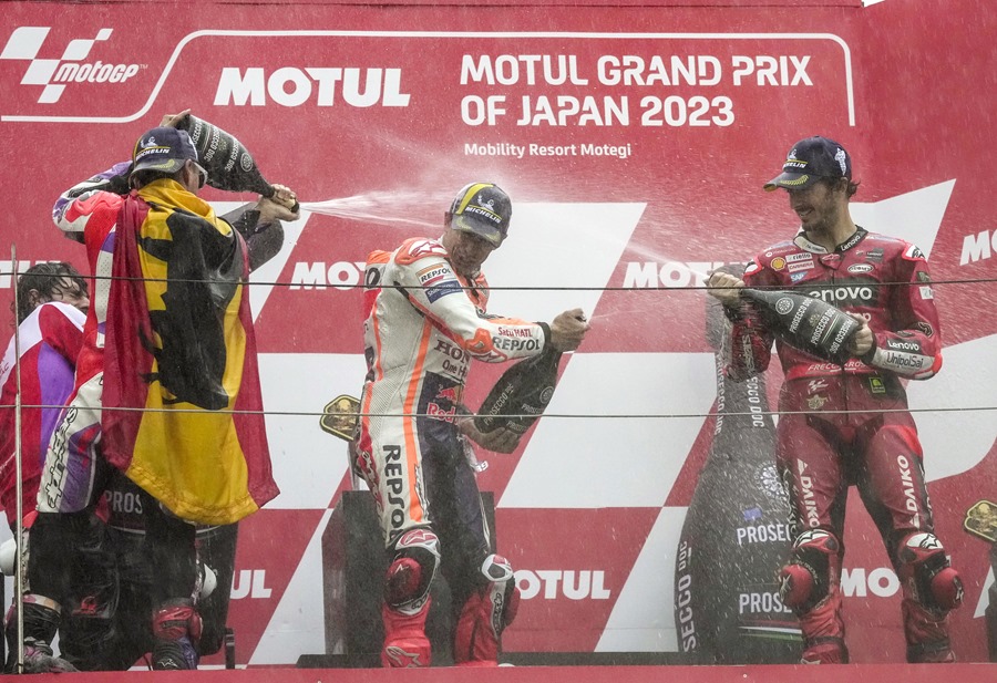 El pódium del Gran Premio de Japón Jorge Martin (i), Francesco Bagnaia (d), Marc Márquez. 