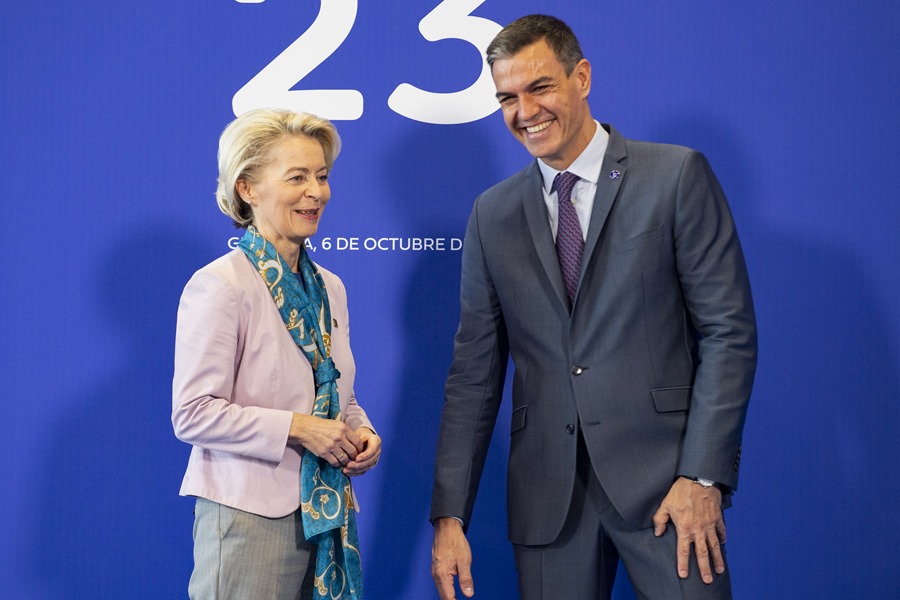 El presidente del Gobierno en funciones, Pedro Sánchez (d), saluda a la presidenta de la Comisión Europea. Ursula von der Leyen.