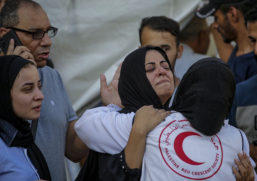Una mujer llora la muerte de un familiar en el ataque al hospital Al Shifa de Gaza