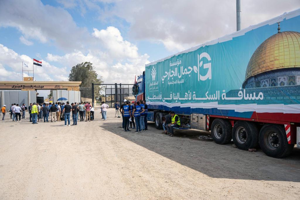 Un camión con ayuda humanitaria destinada a la Franja de Gaza espera estacionado frente a la puerta fronteriza de Rafah, Egipto