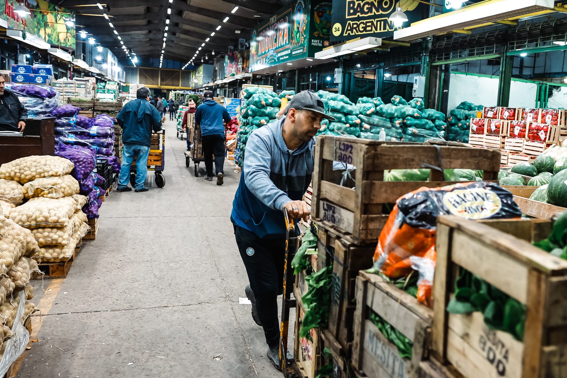 Personas realizan descarga de frutas y verduras, el 10 de octubre de 2023, en el mercado central de frutas y verduras, en Buenos Aires (Argentina). EFE/ Juan Ignacio Roncoroni
