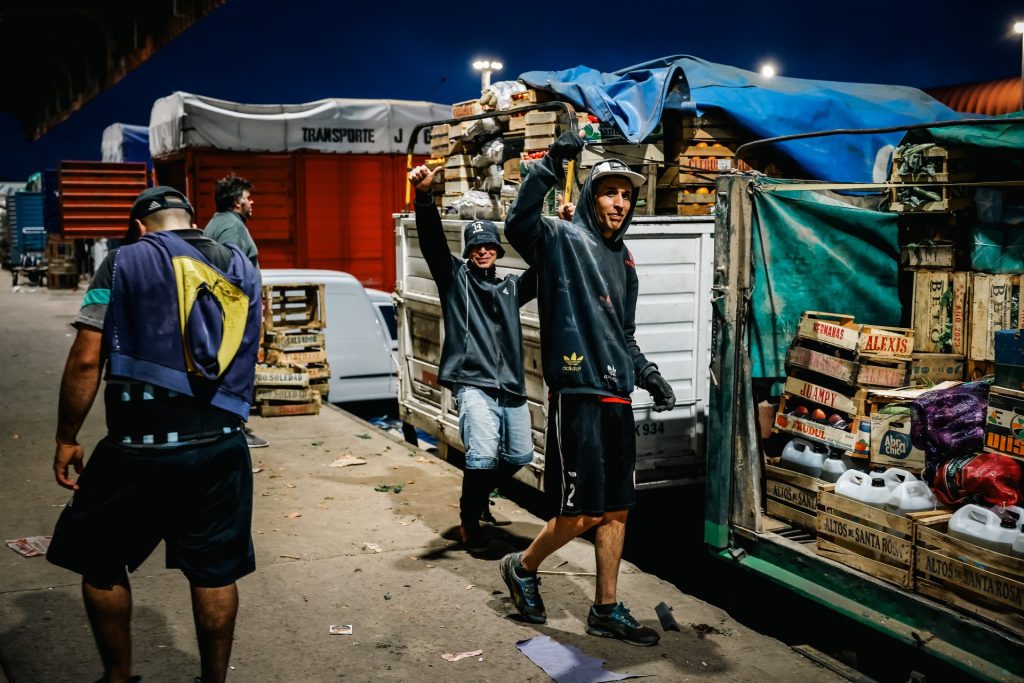 Personas realizan descarga de frutas y verduras, el 10 de octubre de 2023, en el mercado central de frutas y verduras, en Buenos Aires (Argentina), donde se palpa el efecto de la inflación. EFE/ Juan Ignacio Roncoroni