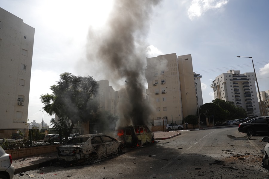Automóviles destrozados y edificios dañados en la ciudad israelí de Ashkelon