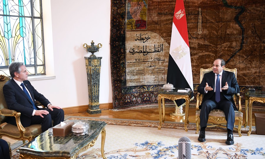 El presidente egipcio ,Abdul Fattah al-Sisi (d). y el secretario de Estado de los Estados Unidos, Antony Blinken (i).