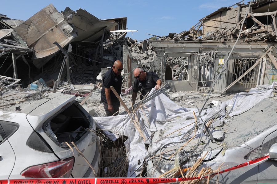 Policía en el lugar de un edificio destruido en Tel Aviv