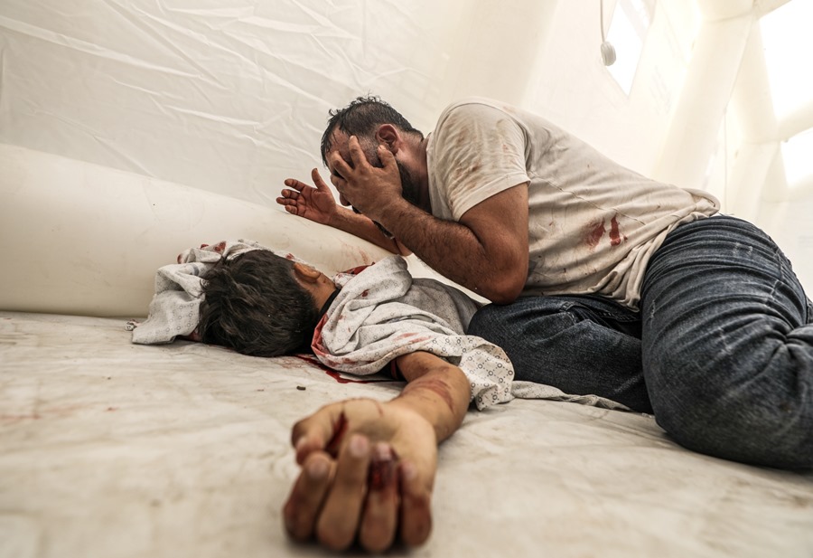 Un palestino llora por el cuerpo de su hijo muerto en el hospital Al-Shifa