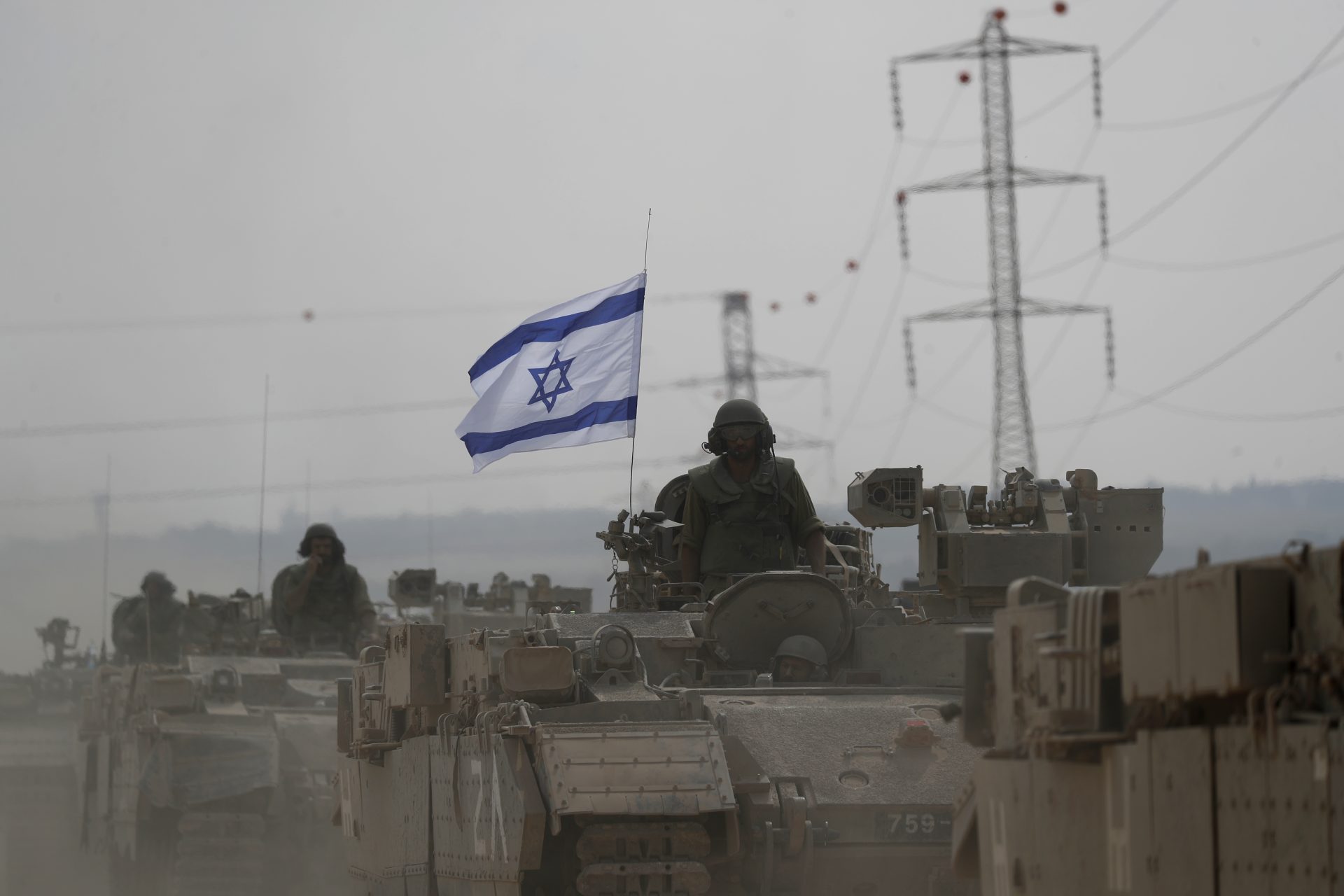 Soldados israelís montan en tanques junto a la frontera con Gaza, en una imagen de archivo.