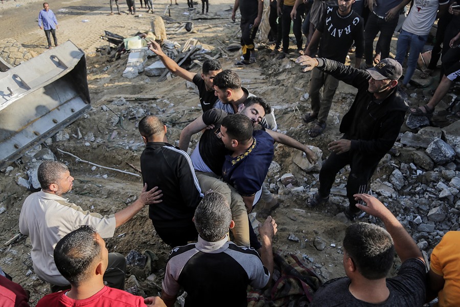Los palestinos buscan cadáveres y supervivientes entre los escombros de un edificio residencial arrasado por un ataque aéreo israelí