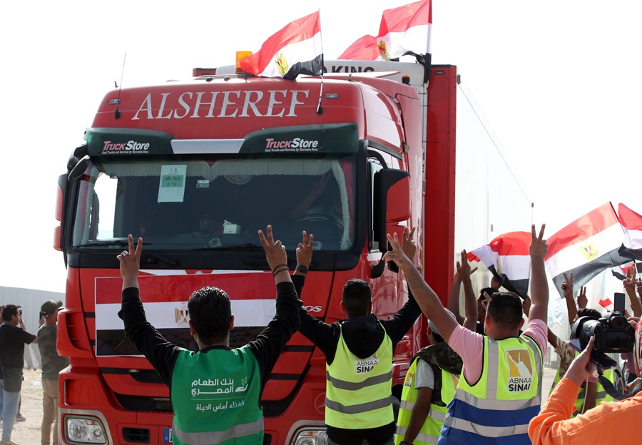 Camiones con ayuda humanitaria en el paso de Rafah