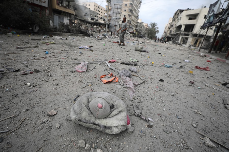 La cabeza de un juguete de peluche se ve en una calle tras los ataques aéreos israelíes en la ciudad de Gaza