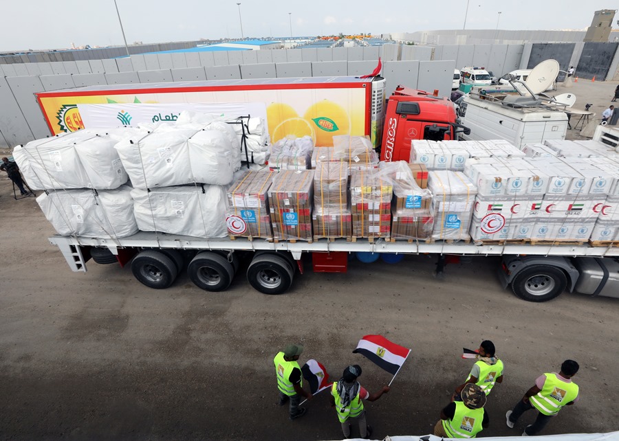 Camiones con ayuda humanitaria en el paso de Rafah. 