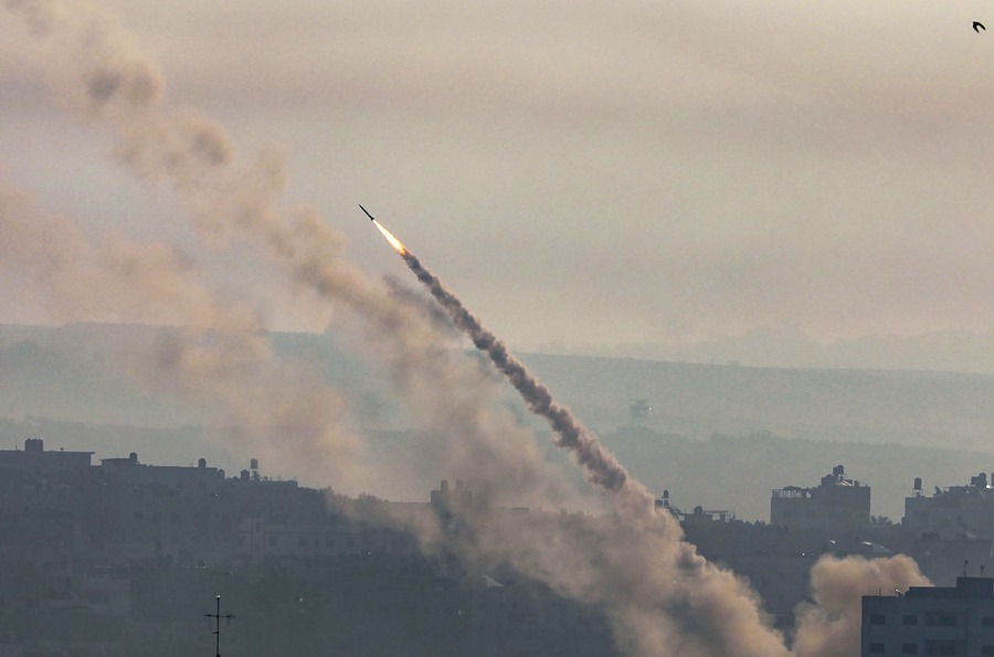 Hamas, lanzan cohetes desde la franja costera de Gaza hacia Israel en la ciudad de Gaza
