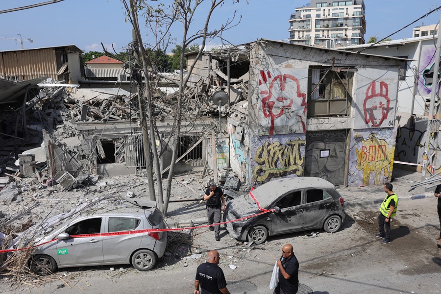 Policía en el lugar de un edificio destruido en Tel Aviv