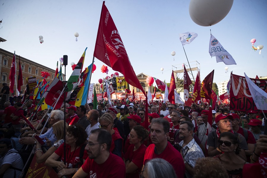 Manifestantes de la marcha en Roma como protesta contra las políticas de Meloni.
