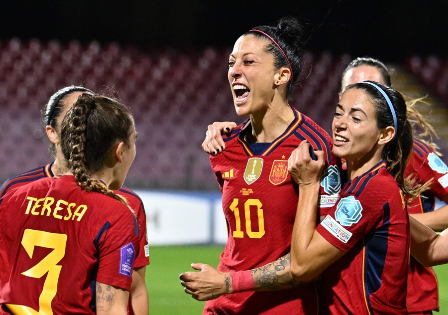 La jugadora de la selección de España Jenni Hermoso celebra un gol con sus compañeras durante el partido contra Italia en la Liga de las Naciones.