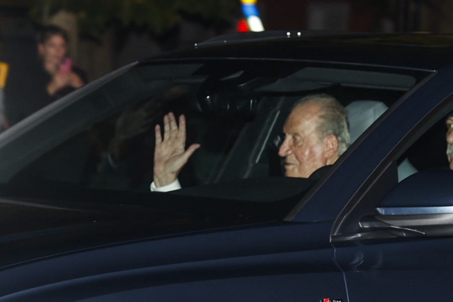 El rey emérito de España Juan Carlos I llega a la celebración del cumpleaños de 18 de la princesa Leonor en el Palacio de El Pardo en Madrid, España.
