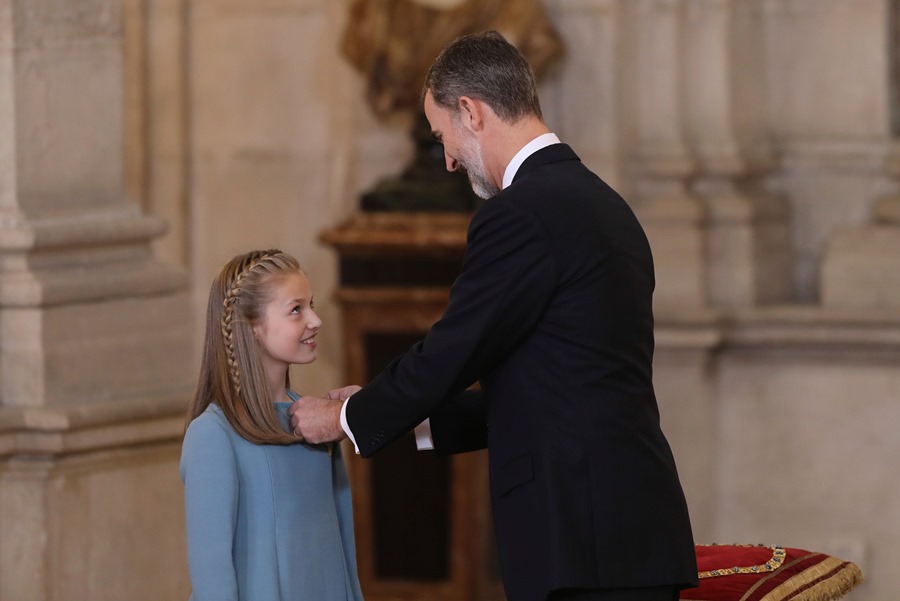 El rey Felipe VI impone a la princesa Leonor el Toisón de Oro, en una imagen de 2018. 
