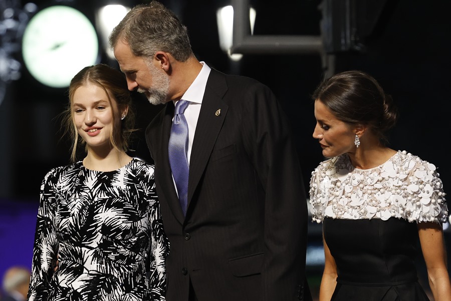 La princesa Leonor (i) y los reyes Felipe VI (c) y Letizia (d) saludan al término de la ceremonia de entrega de la 42 edición de los Premios Princesa de Asturias.