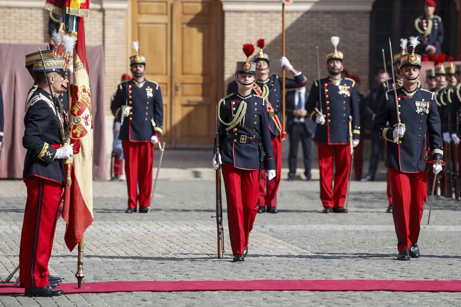 La princesa de Asturias, Leonor de Borbón, desfila antes de jurar bandera
