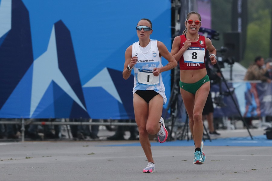 Florencia Borelli (i) de Argentina y Citlali Cristian de México compiten en la maratón femenina hoy, durante los Juegos Panamericanos 2023 en Santiago (Chile).